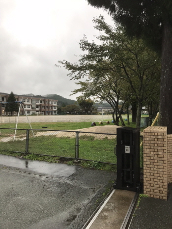 일본 구마모토현 작은 학교 다라기정 쓰키기 소학교 전경.
