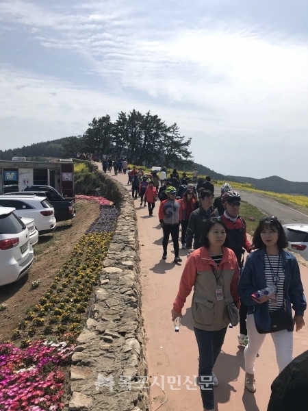 청산도 2019 슬로걷기 축제에 참석한 관광객들이 도락리 유채꽃밭 길을 찾기 위해 걸어올라가고 있다.
