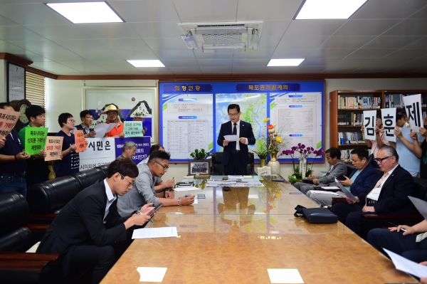 24일 목포시의회가 의장실에서 '김훈 성희롱'사건과 관련 피해자 김수미 시의원의 2차피해 예방을 위한 왜곡 보도를 우려하는 기자회견을 열고 있다. 김휴환 의장이 기자회견문을 읽고 있다.