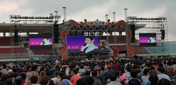 가수 송가인 씨등이 출연하는 미스트롯 콘서트에 목포시민 6천여명이 운집했다.