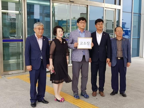 '성희롱 김훈' 의원직 제명 표결에 반대 또는 기권을 기명투표한 6명의 목포시의원들이 최근 반대 시의원들에 대한 실명 보도를 인터넷 기사에 반발해 명단 유출 혐의자를 색출해주라는 고소장을 목포시경찰서에 제출하고 있다.