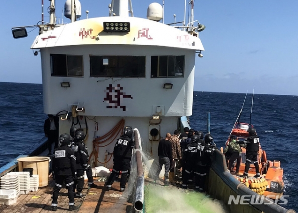 목포해경이 지난 23일 신안군 흑산도 해상에서 불법조업하는 중국어선에 올라 단속을 실시하고 있다. 2019.09.24. (사진=목포해경 제공)
