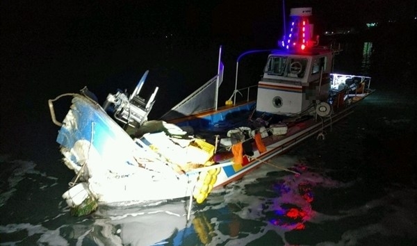 신안군 압해대교 교각에 목포선적 2.72톤 어선이 항해중 충돌해 선장 1명이 사망했다.(목포해경 사진 제공)